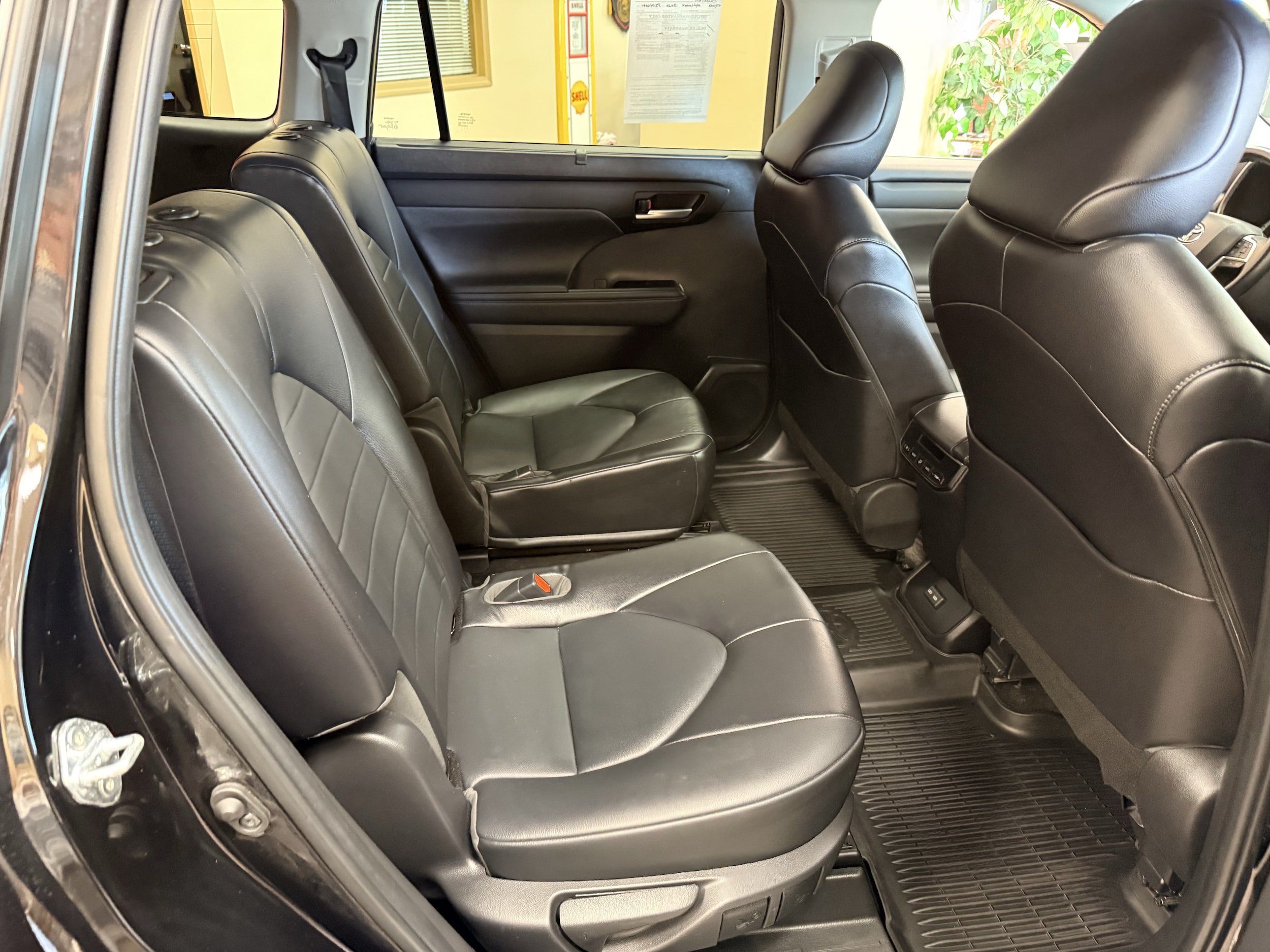 Used 2023 Toyota Highlander XLE AWD/4WD image 22