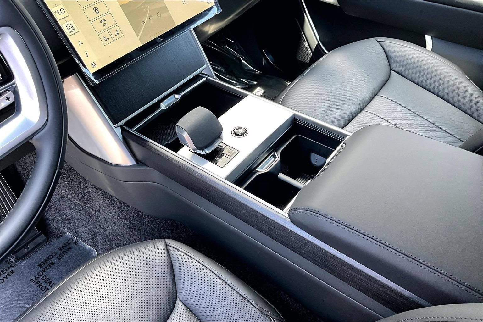 New 2026 Land Rover Range Rover Long Wheelbase SE AWD/4WD image 8
