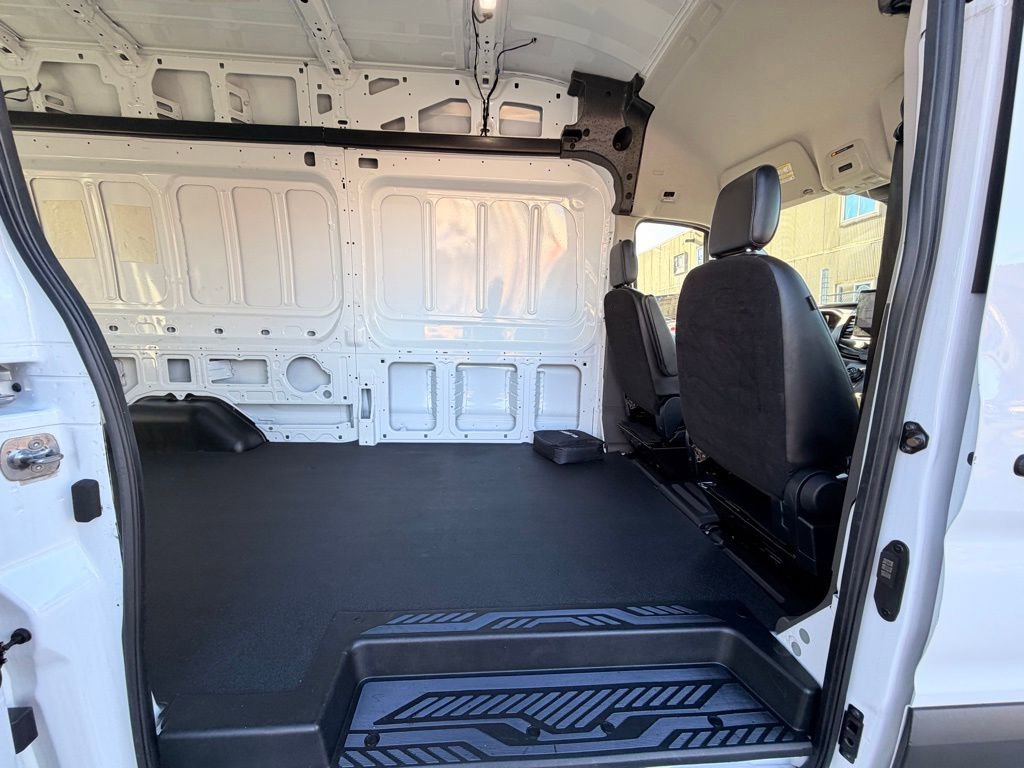 Used 2022 Ford E-Transit 148 High Roof Extended image 16