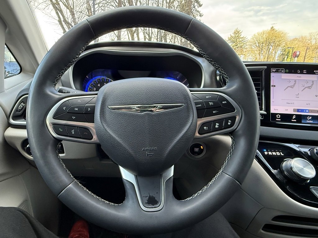 Used 2023 Chrysler Pacifica Touring-L image 34