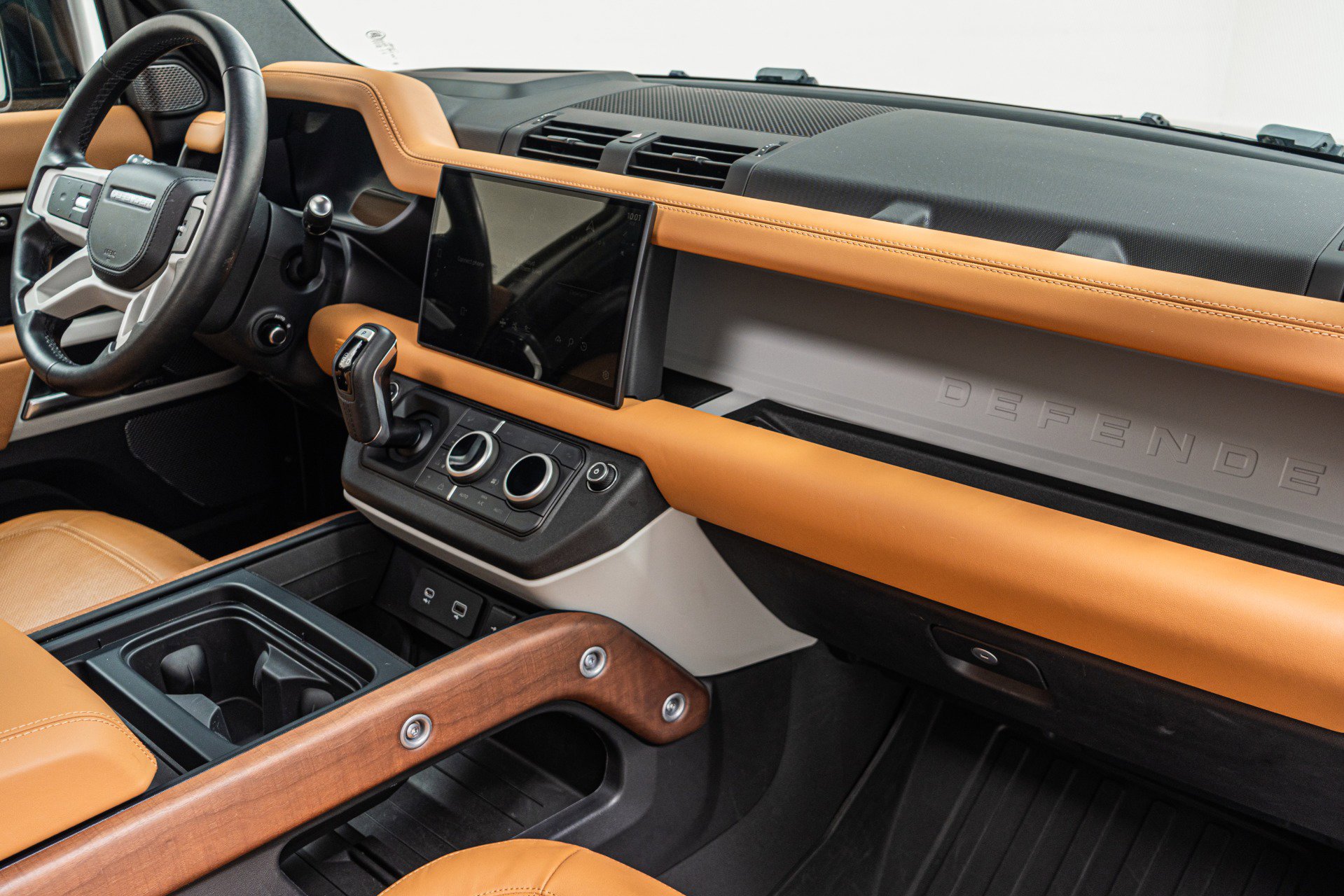 Used 2024 Land Rover Defender 110 SE image 14