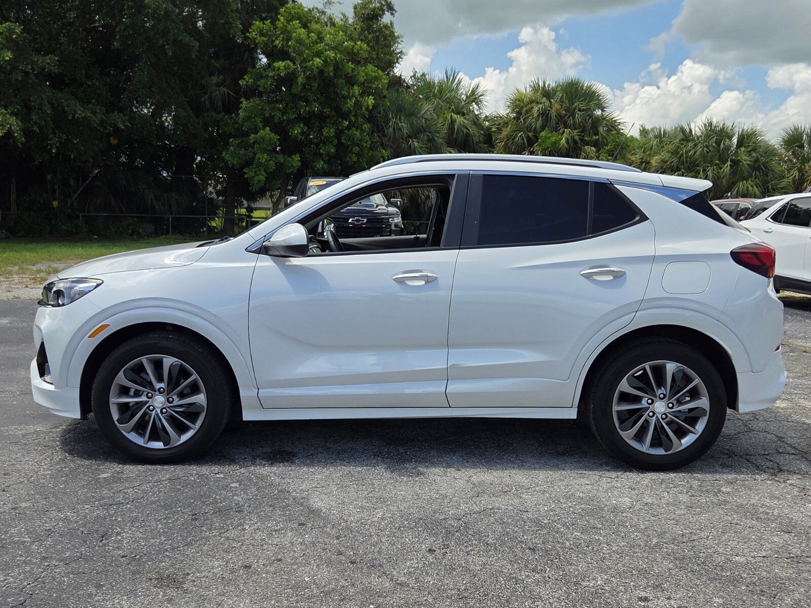Used 2022 Buick Encore GX Select w/ Sport Touring Package FWD image 2