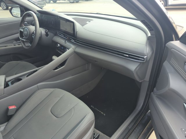 Used 2025 Hyundai Elantra SEL image 21