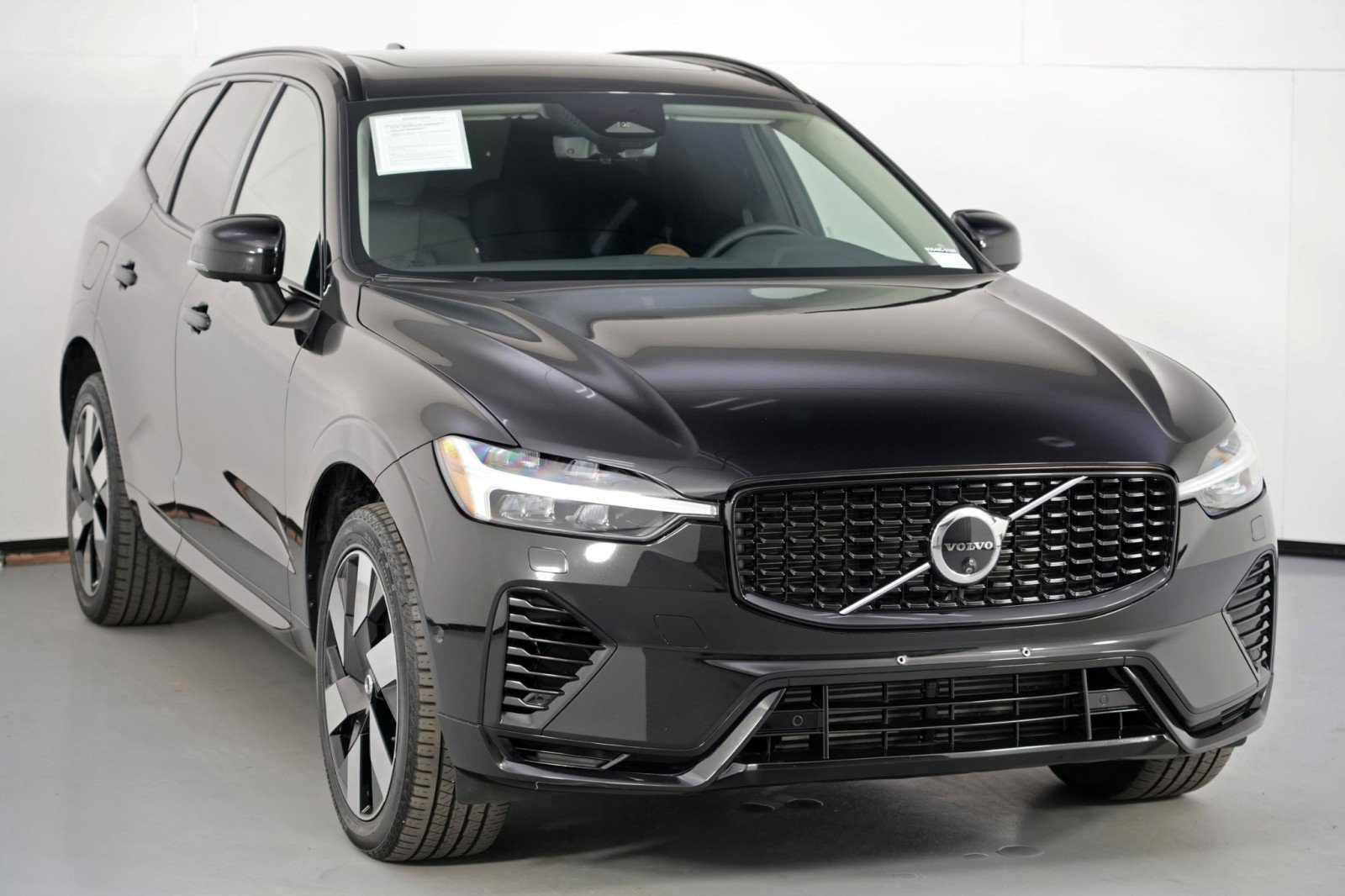 Used 2025 Volvo XC60 T8 Plus w/ Climate Package PRO AWD/4WD image 51
