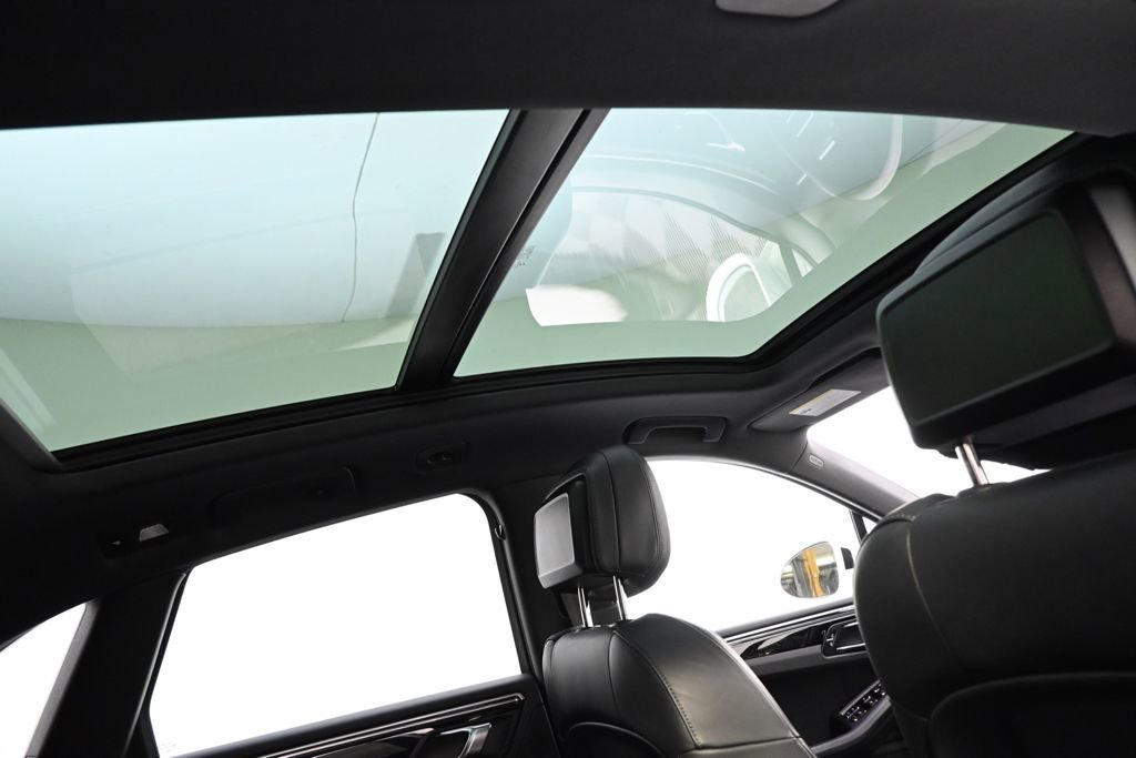 Used 2022 Porsche Macan AWD/4WD image 17