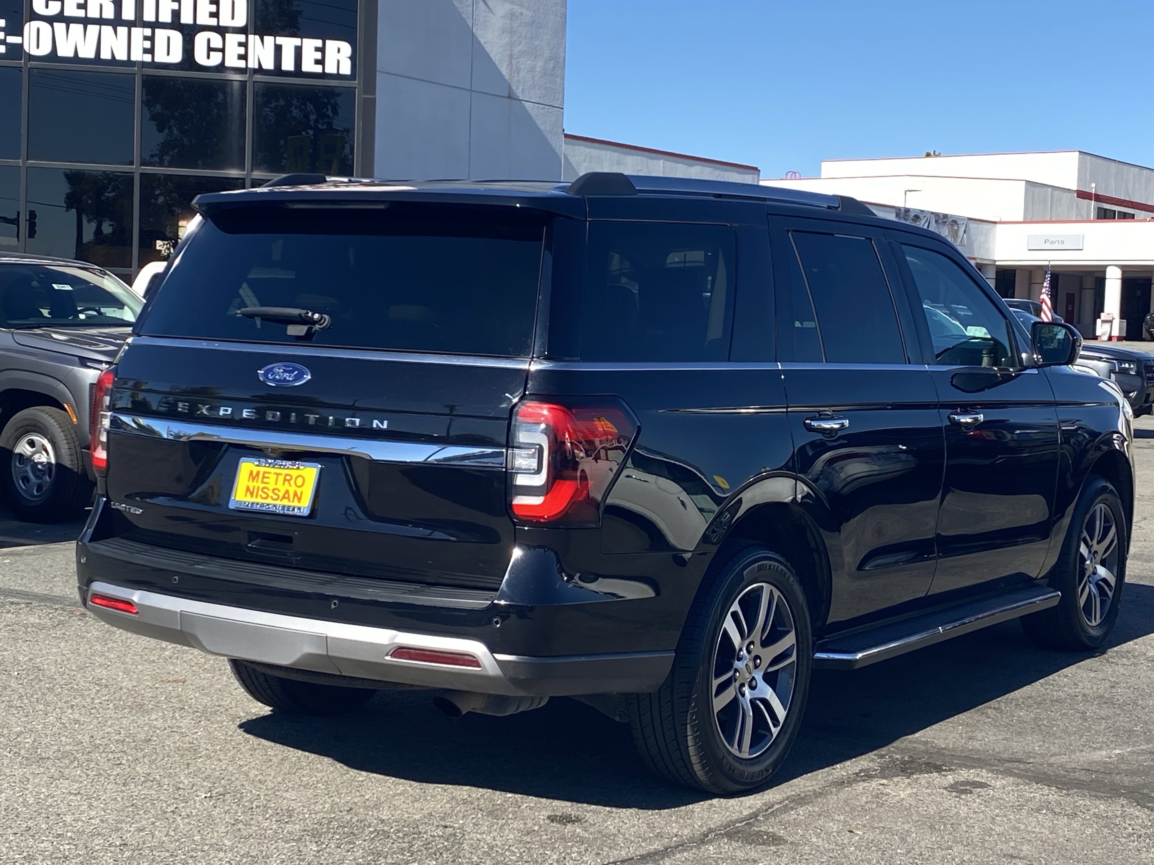 Used 2022 Ford Expedition Limited image 3