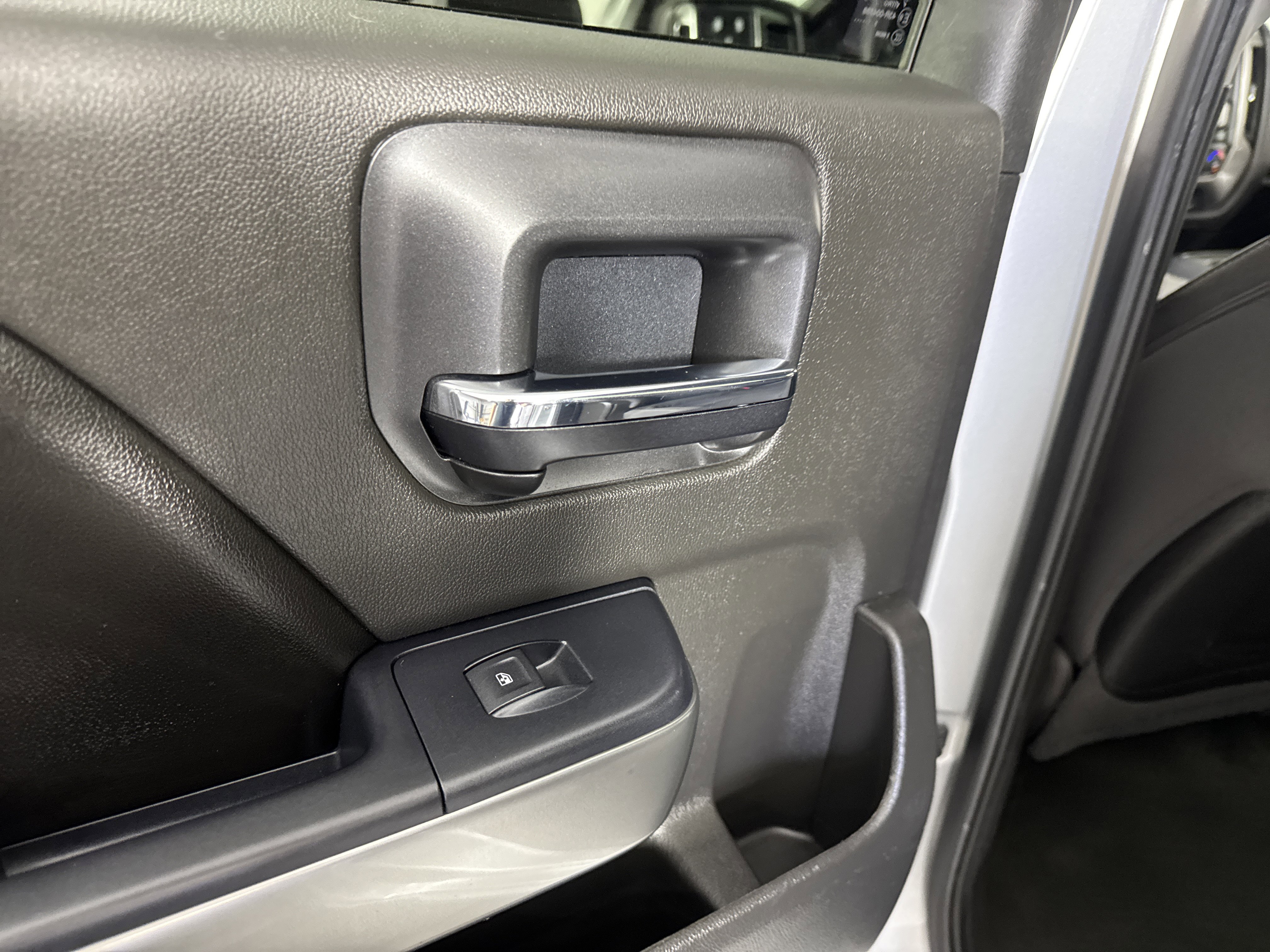 Used 2015 Chevrolet Silverado 1500 LT w/ LT Convenience Package RWD image 18