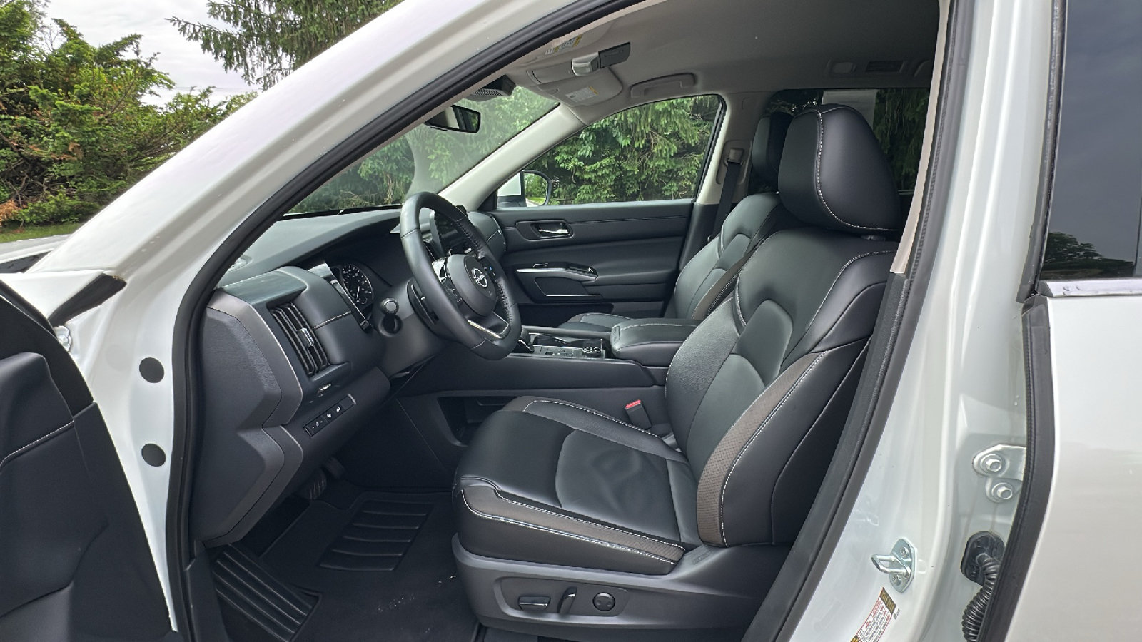 Used 2024 Nissan Pathfinder SL AWD/4WD image 11