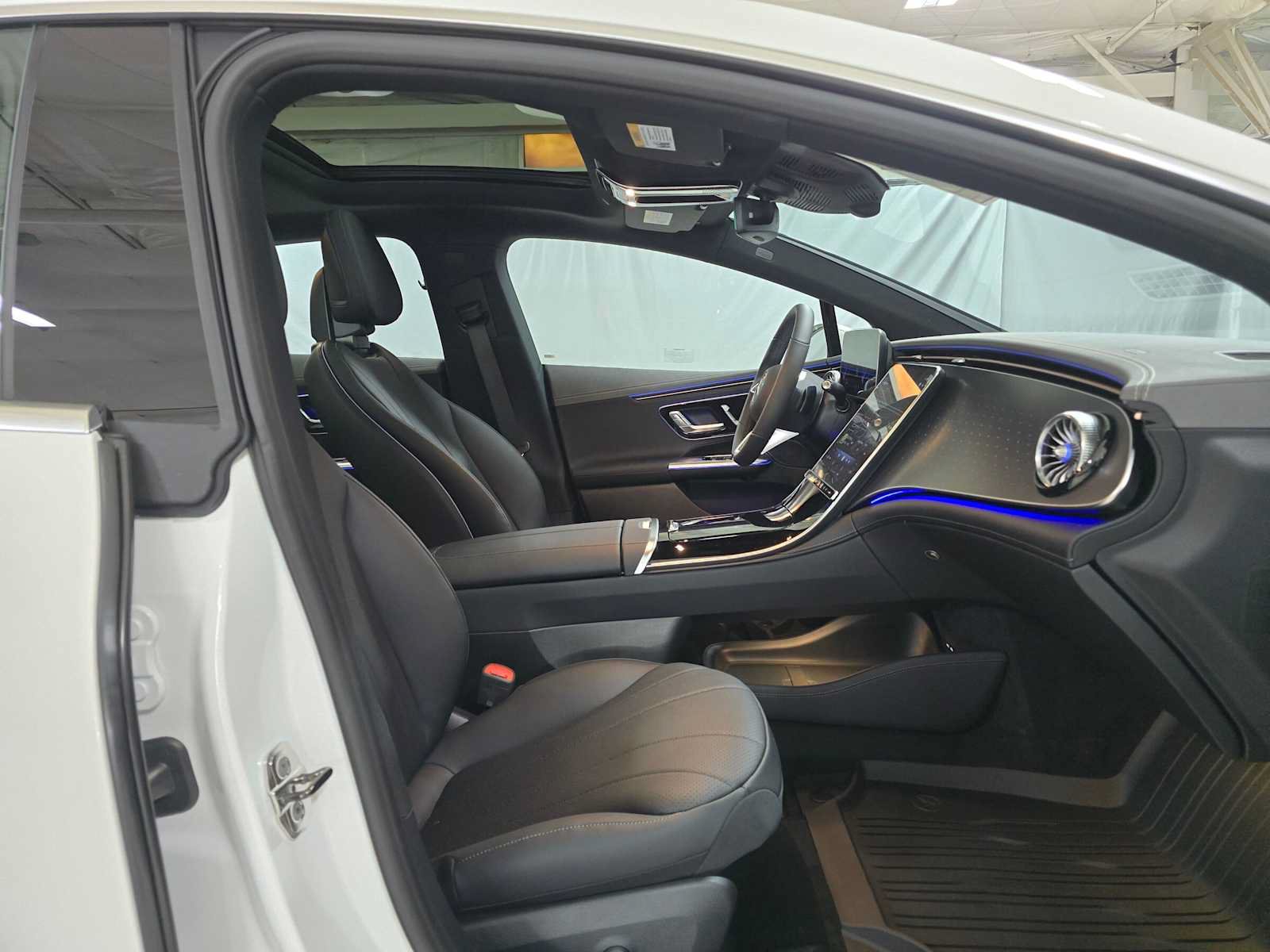 New 2026 Mercedes-Benz EQE 320 4MATIC Sedan image 10