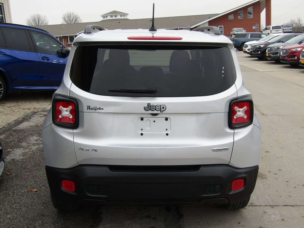 Used 2017 Jeep Renegade Latitude w/ Cold Weather Group image 4