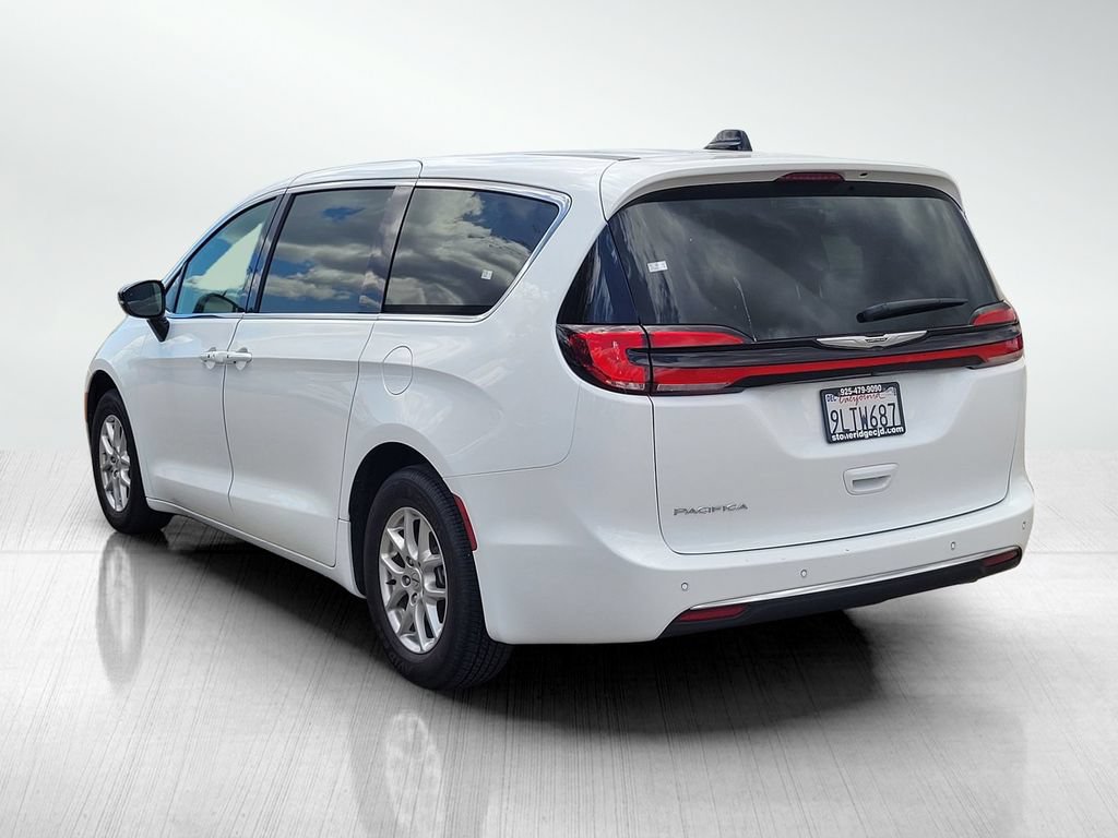Used 2025 Chrysler Pacifica Select FWD image 6