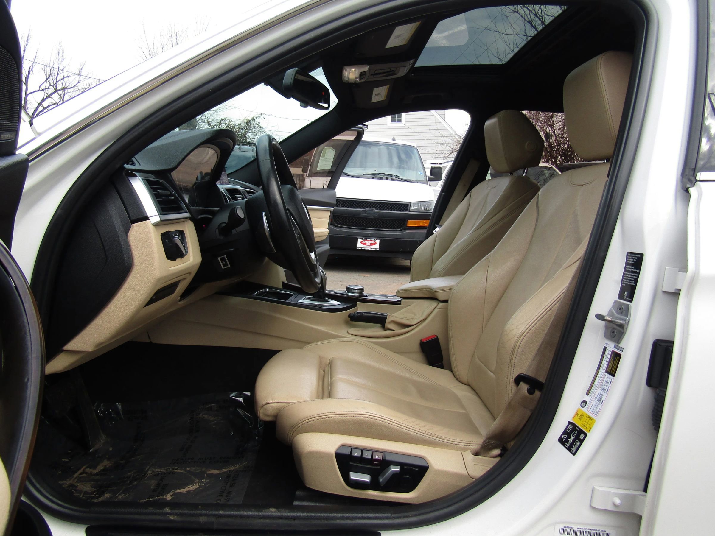 Used 2018 BMW 330i xDrive Sedan w/ Premium Package image 11