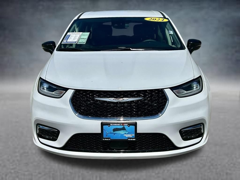 Used 2024 Chrysler Pacifica Limited FWD image 2