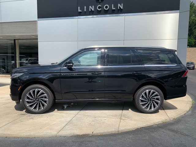 New 2026 Lincoln Navigator Black Label AWD/4WD image 2