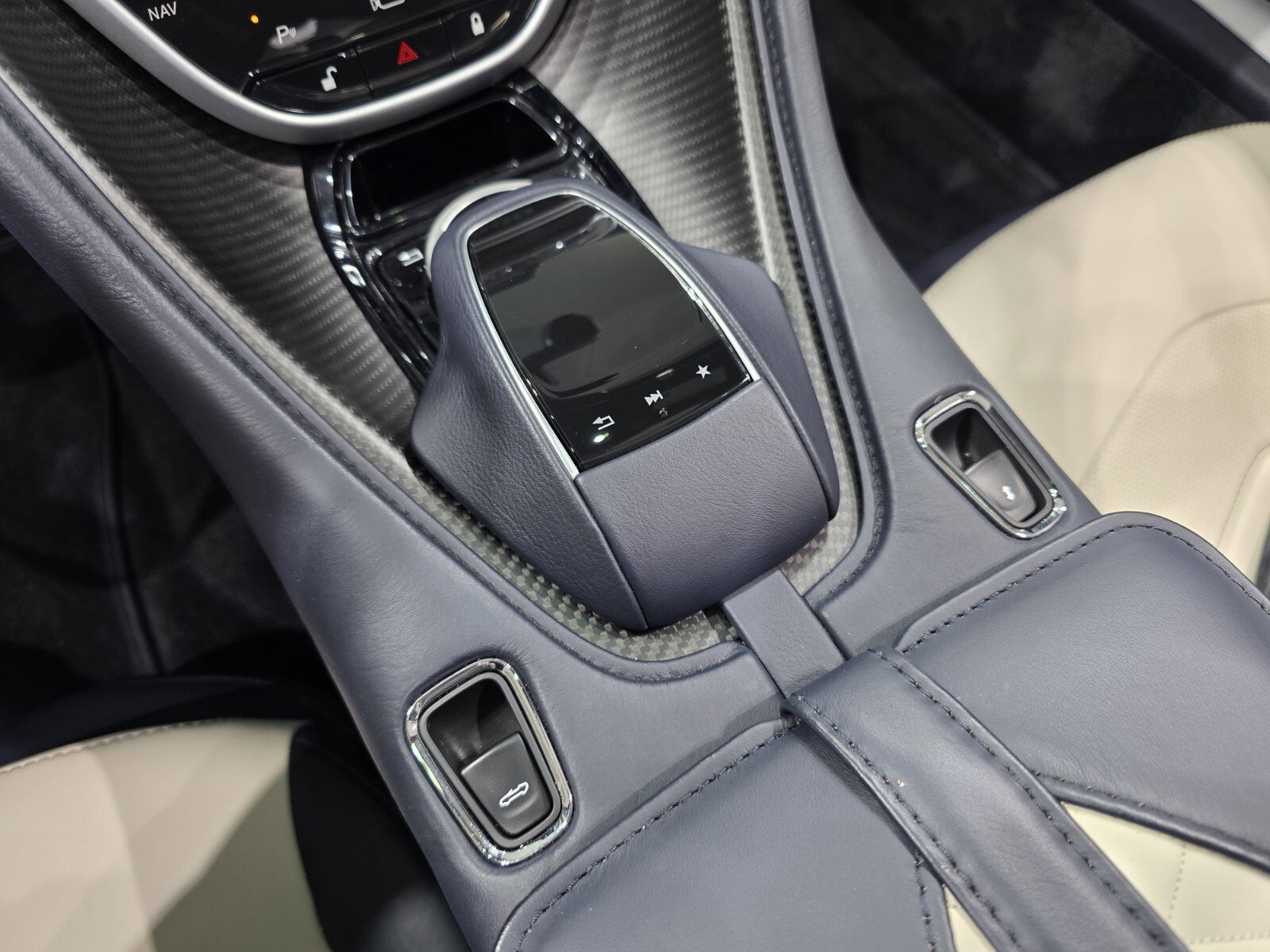 Used 2021 Aston Martin DBS Superleggera Volante image 16