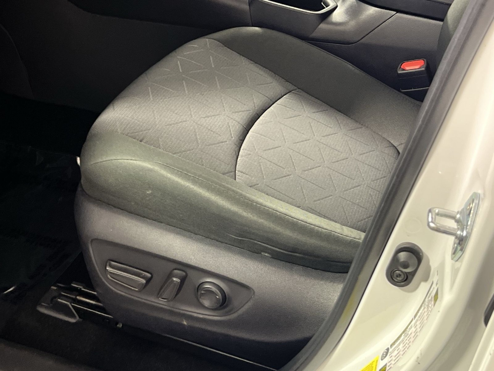Used 2025 Toyota RAV4 XLE FWD image 15