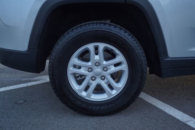 Used 2025 Jeep Grand Cherokee Laredo w/ Luxury Tech Group I image 42