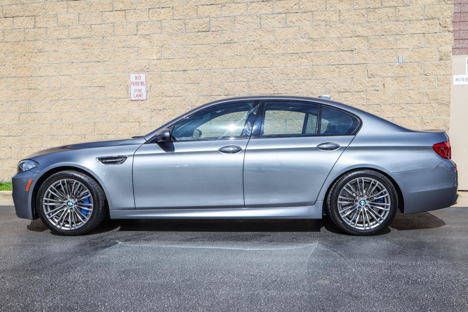 Used 2015 BMW M5 RWD image 4