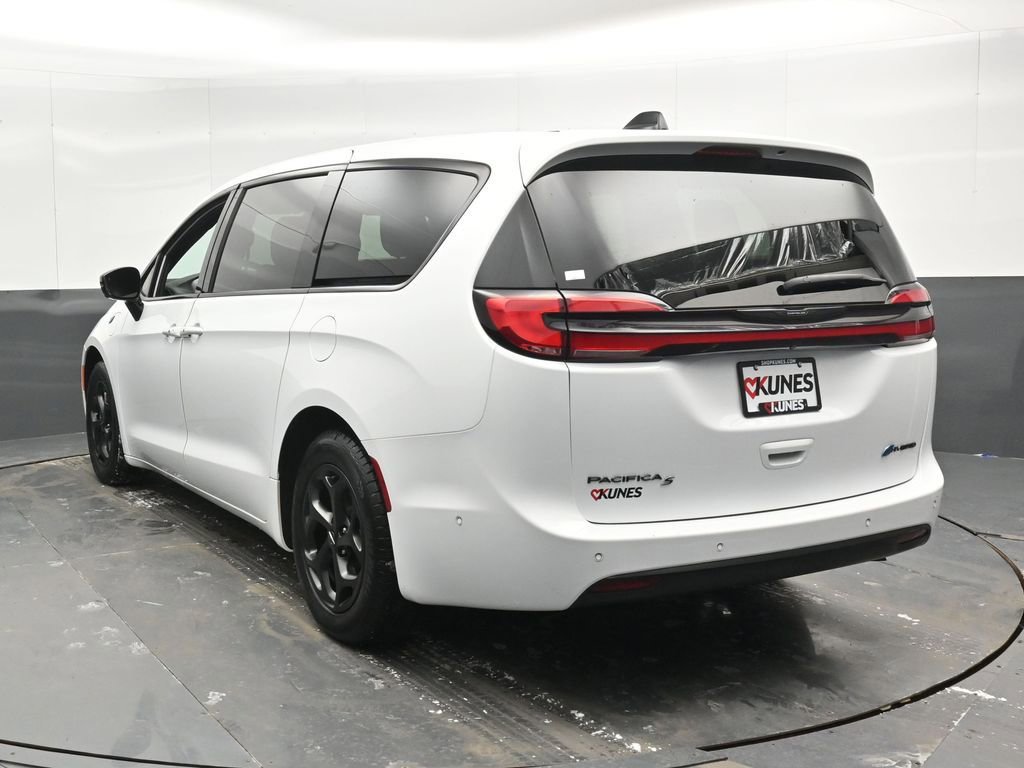 Used 2024 Chrysler Pacifica Select image 9