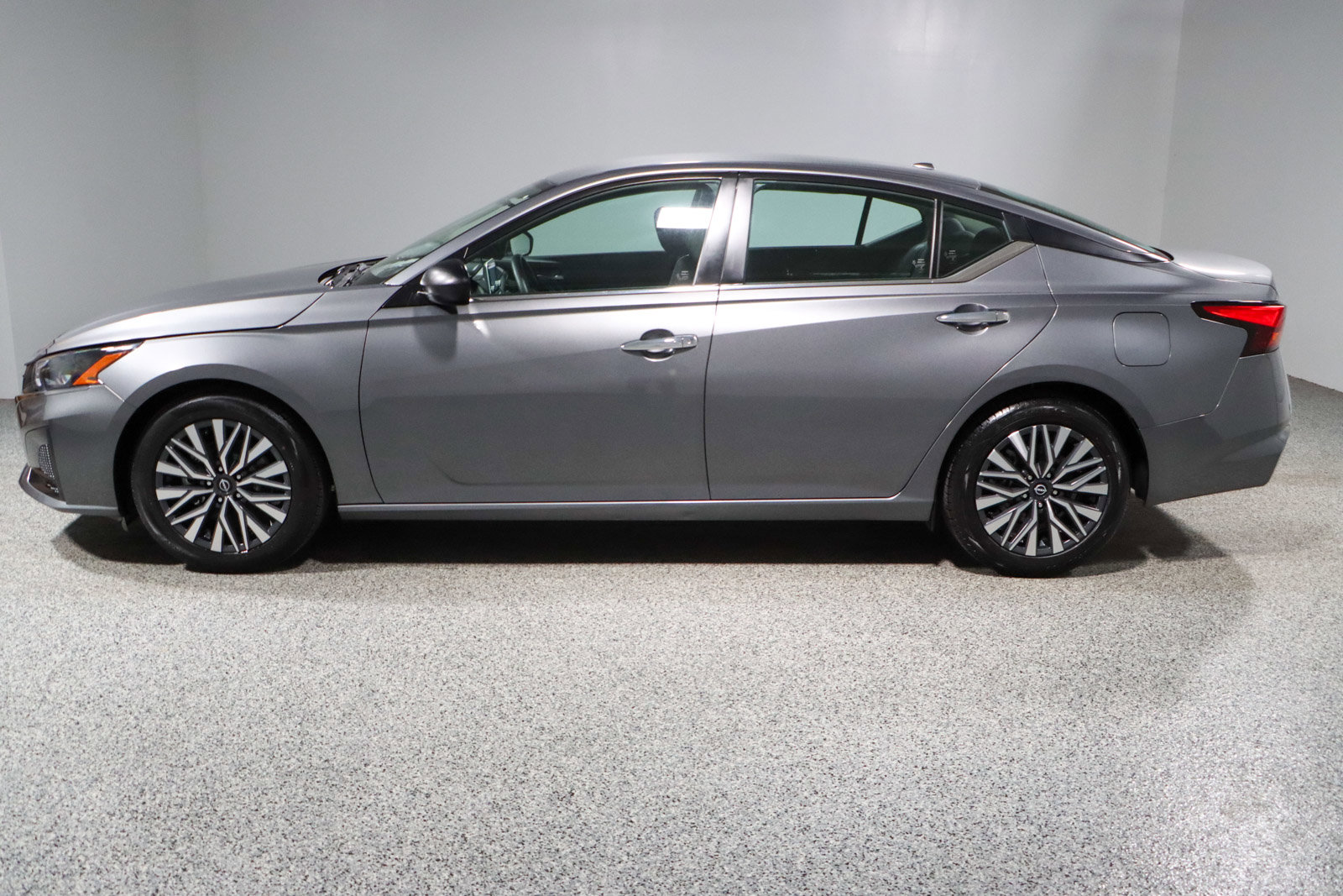Used 2024 Nissan Altima 2.5 SV image 10
