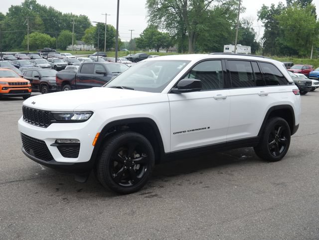 Used 2023 Jeep Grand Cherokee Limited w/ Black Appearance Package AWD/4WD image 8