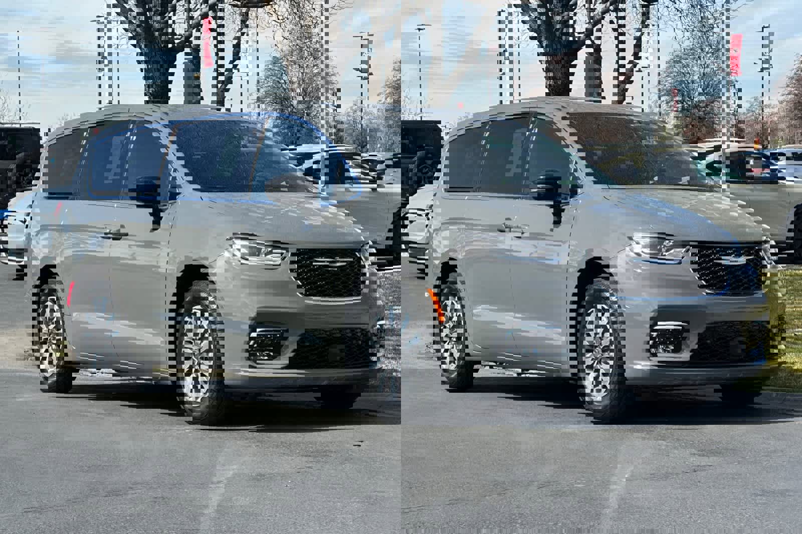 Used 2025 Chrysler Pacifica Select w/ Uconnect Theater Family Group image 9