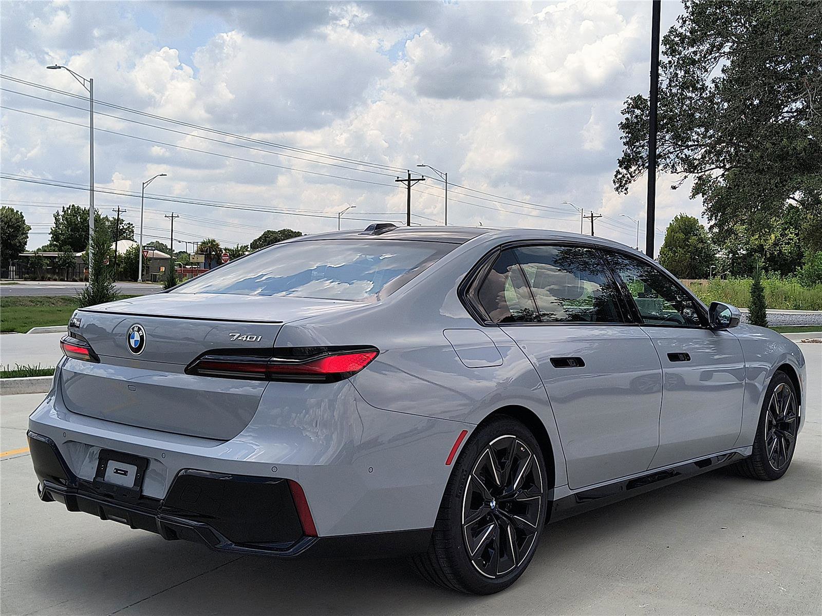 Used 2025 BMW 740i w/ Executive Package image 4