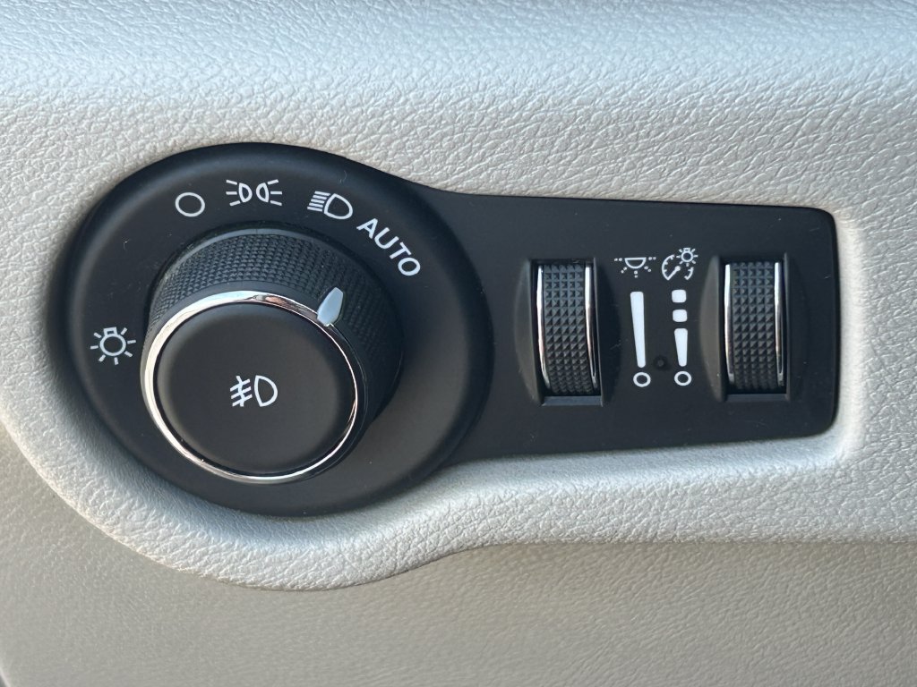 Used 2018 Chrysler Pacifica Touring-L FWD image 23