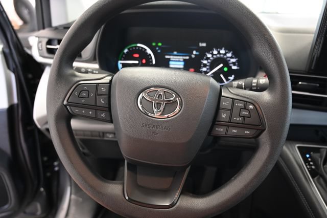 Used 2025 Toyota Sienna LE AWD/4WD image 22