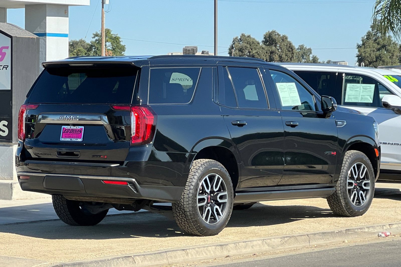 Used 2023 GMC Yukon AT4 w/ AT4 Premium Package AWD/4WD image 4