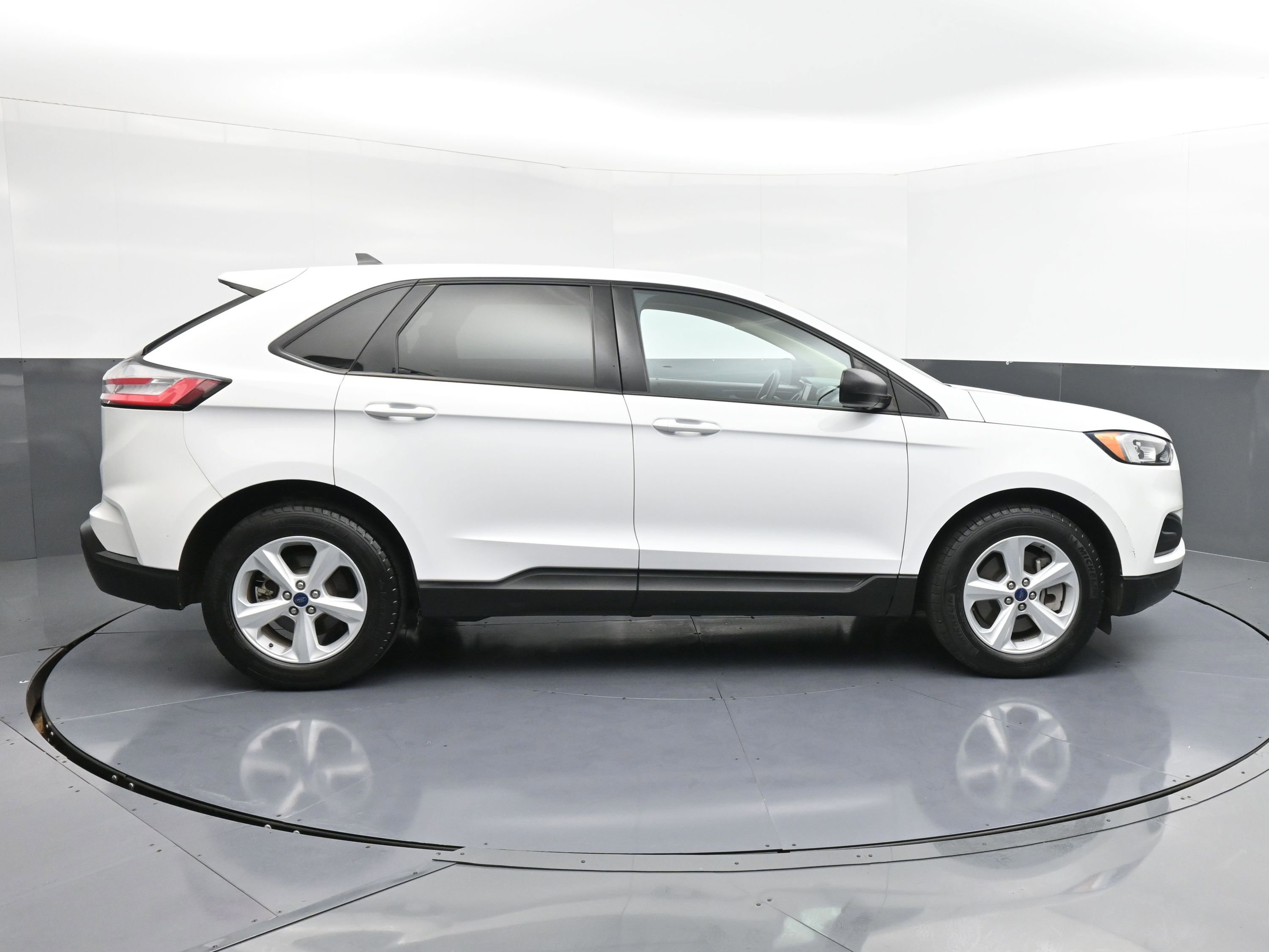 Used 2021 Ford Edge SE image 9