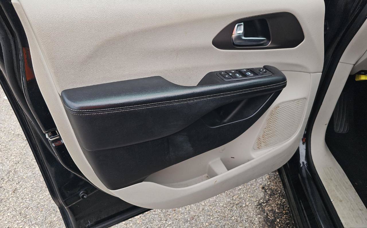Used 2020 Chrysler Voyager Lxi FWD image 12