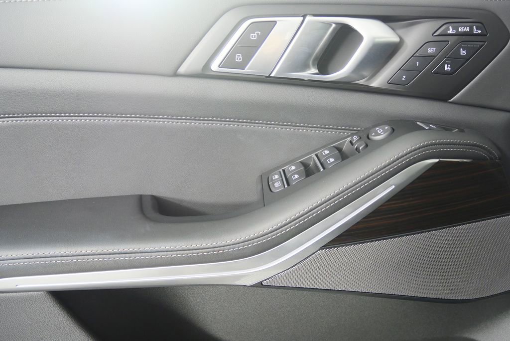 Used 2026 BMW X7 M60i image 9