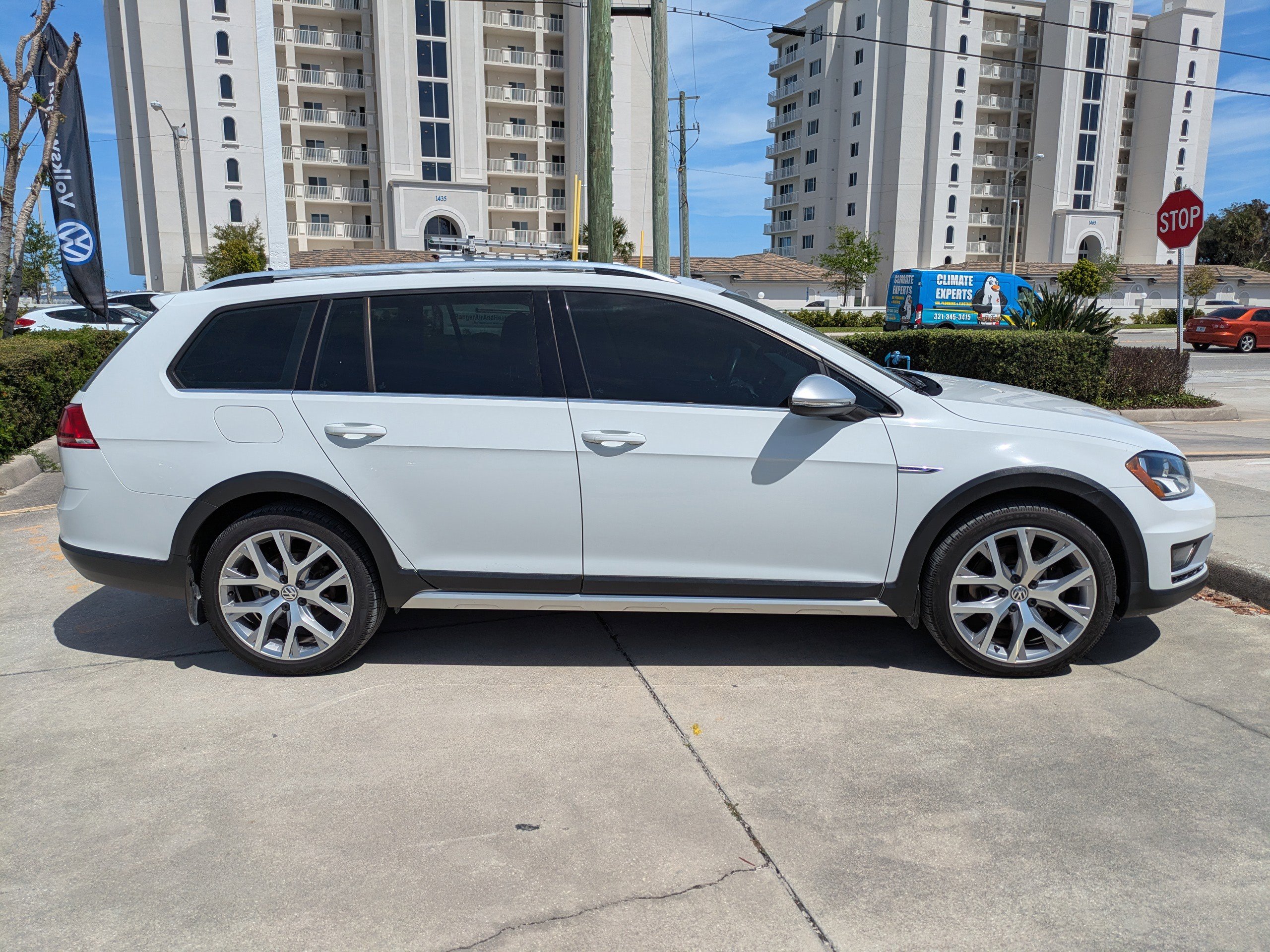 Used 2017 Volkswagen Golf Alltrack SEL image 3