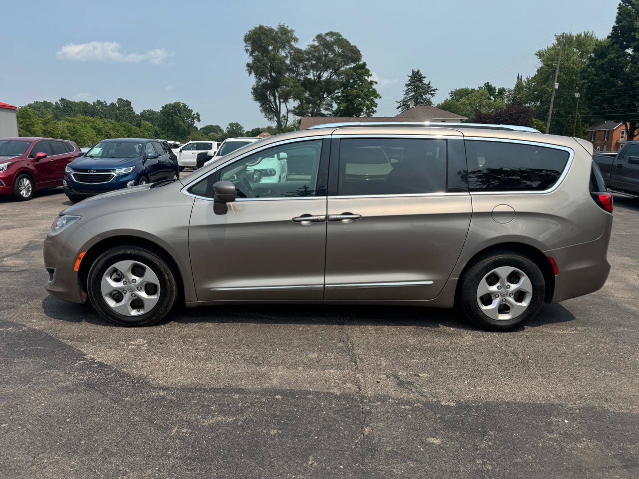 Used 2017 Chrysler Pacifica Touring-L Plus FWD image 3