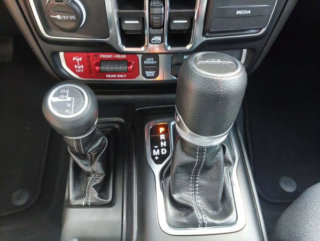 Used 2024 Jeep Gladiator Rubicon w/ Technology Group AWD/4WD image 6