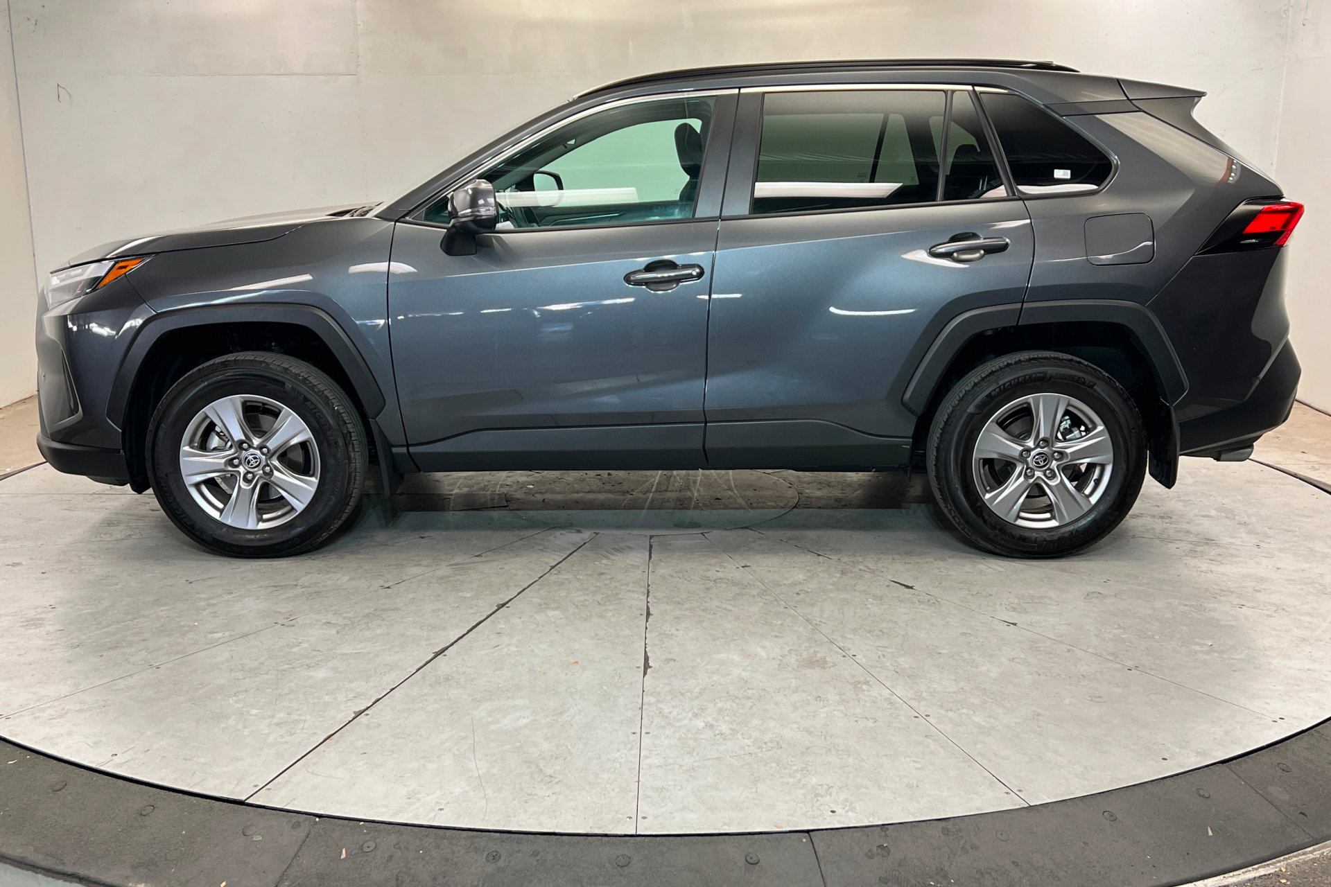Used 2024 Toyota RAV4 XLE AWD/4WD image 2