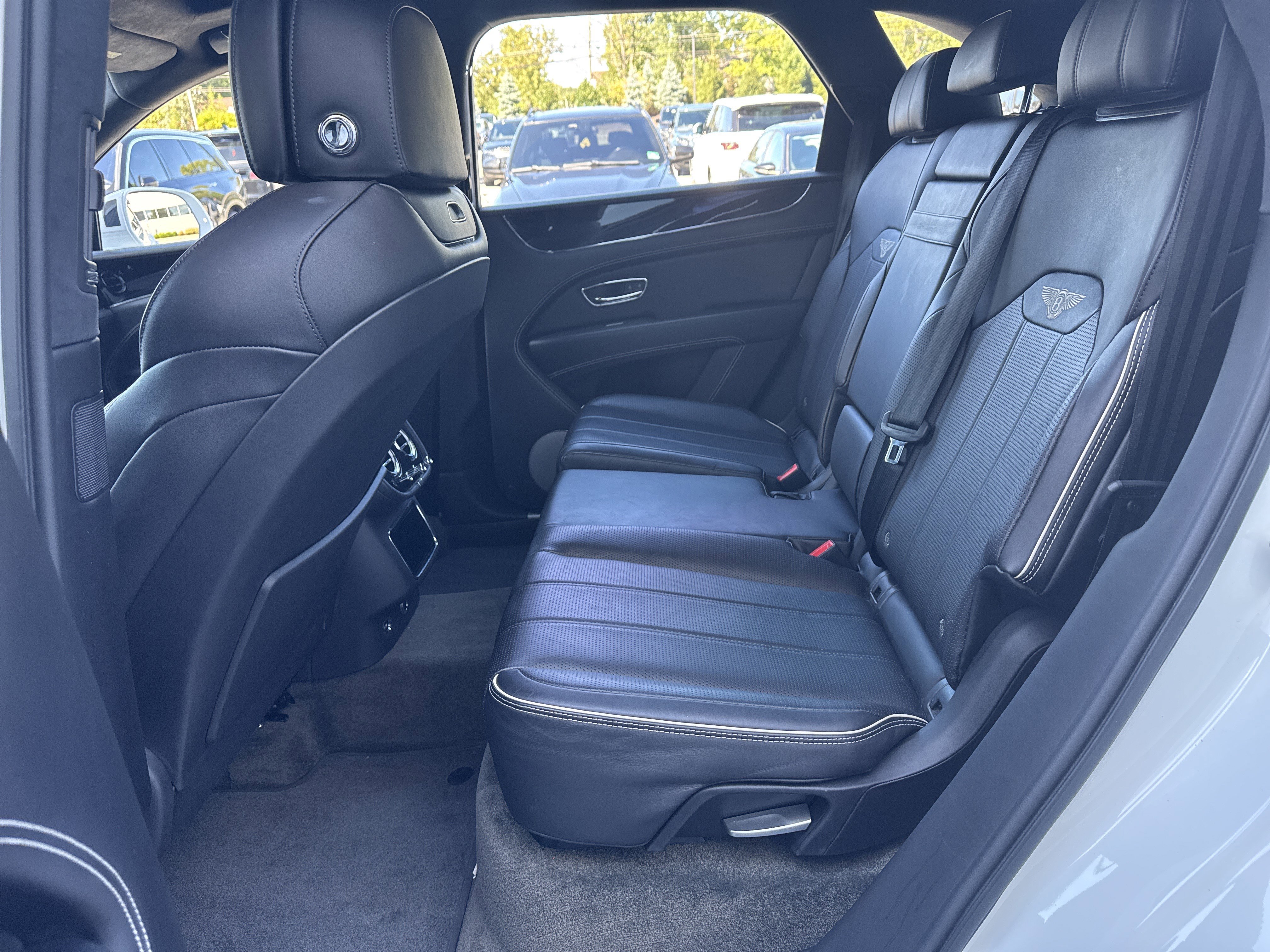 Used 2022 Bentley Bentayga image 26