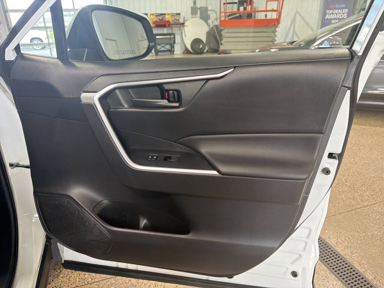 Used 2021 Toyota RAV4 LE AWD/4WD image 26