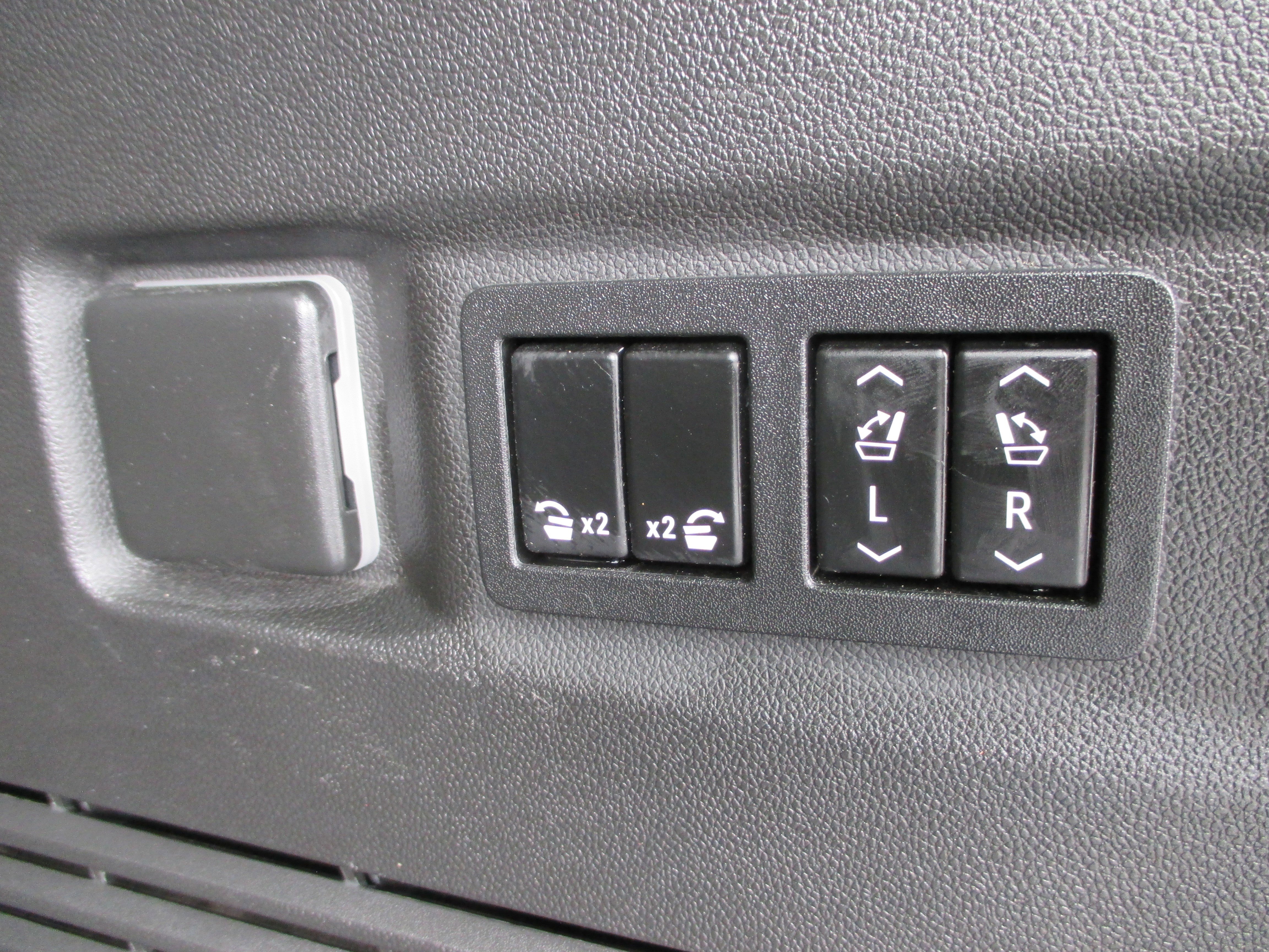 Used 2022 Chevrolet Tahoe RST w/ Luxury Package AWD/4WD image 11
