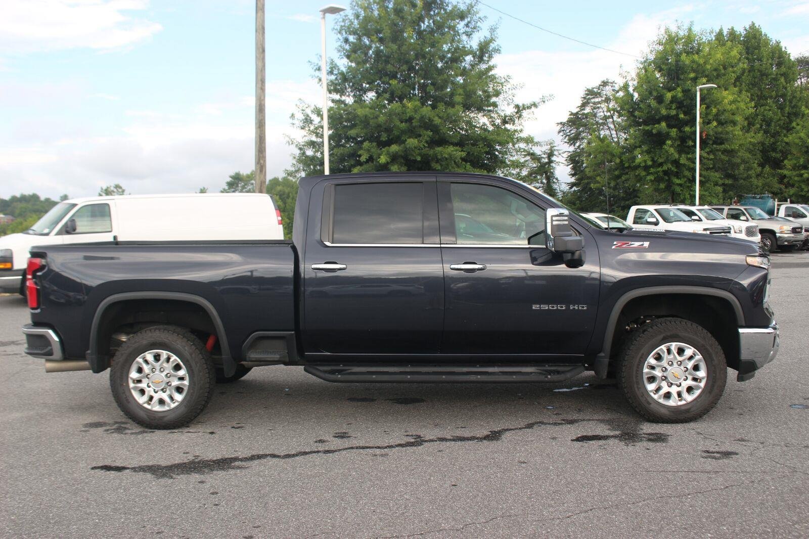 Used 2024 Chevrolet Silverado 2500 LTZ w/ LTZ Convenience Package AWD/4WD image 8