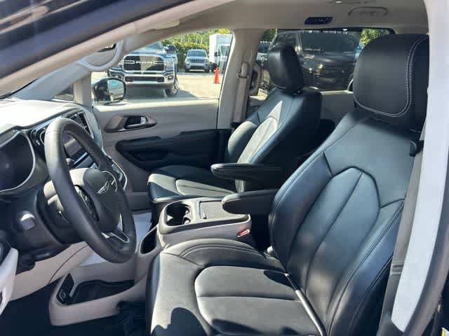 Certified 2024 Chrysler Pacifica Touring-L FWD image 5