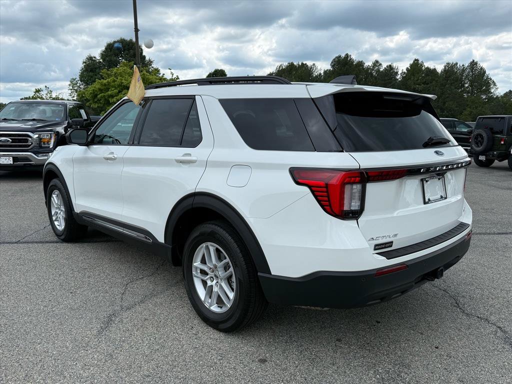 Used 2025 Ford Explorer Active AWD/4WD image 3