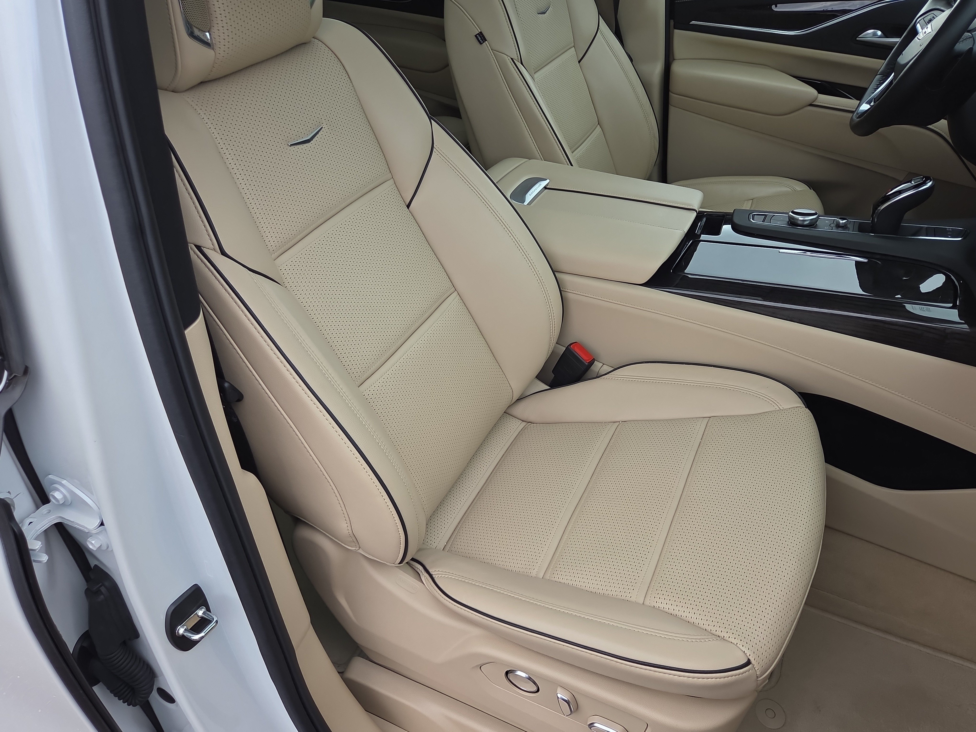 Used 2024 Cadillac Escalade Premium Luxury w/ Performance Package AWD/4WD image 16