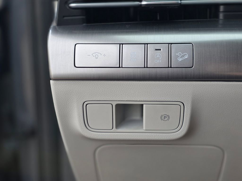 Used 2025 Hyundai Kona SE image 35