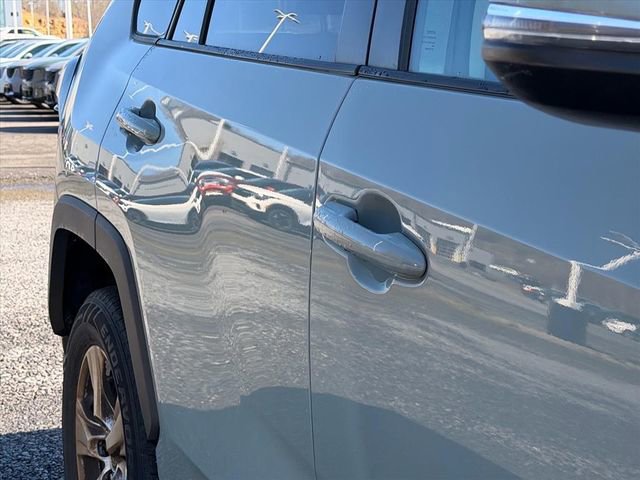 Used 2021 Toyota RAV4 XLE w/ Convenience Package image 11