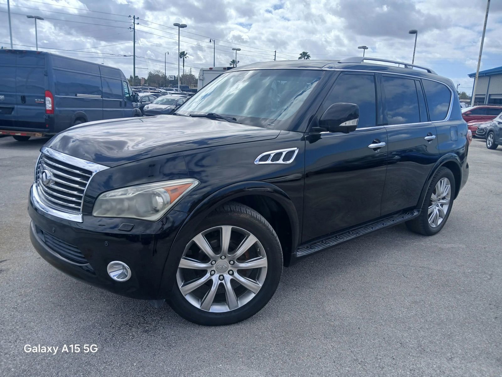 Used 2014 INFINITI QX80 4WD w/ Deluxe Touring Package image 2