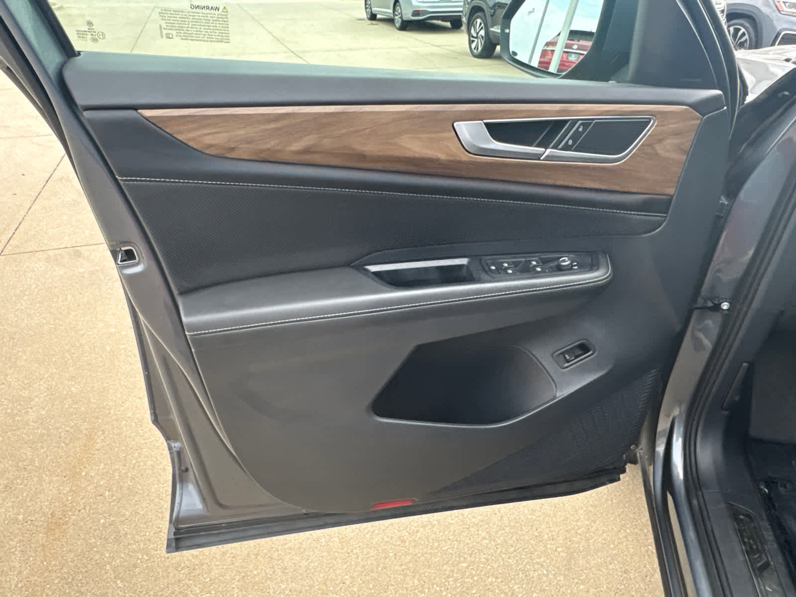 Certified 2025 Volkswagen Atlas SE image 32