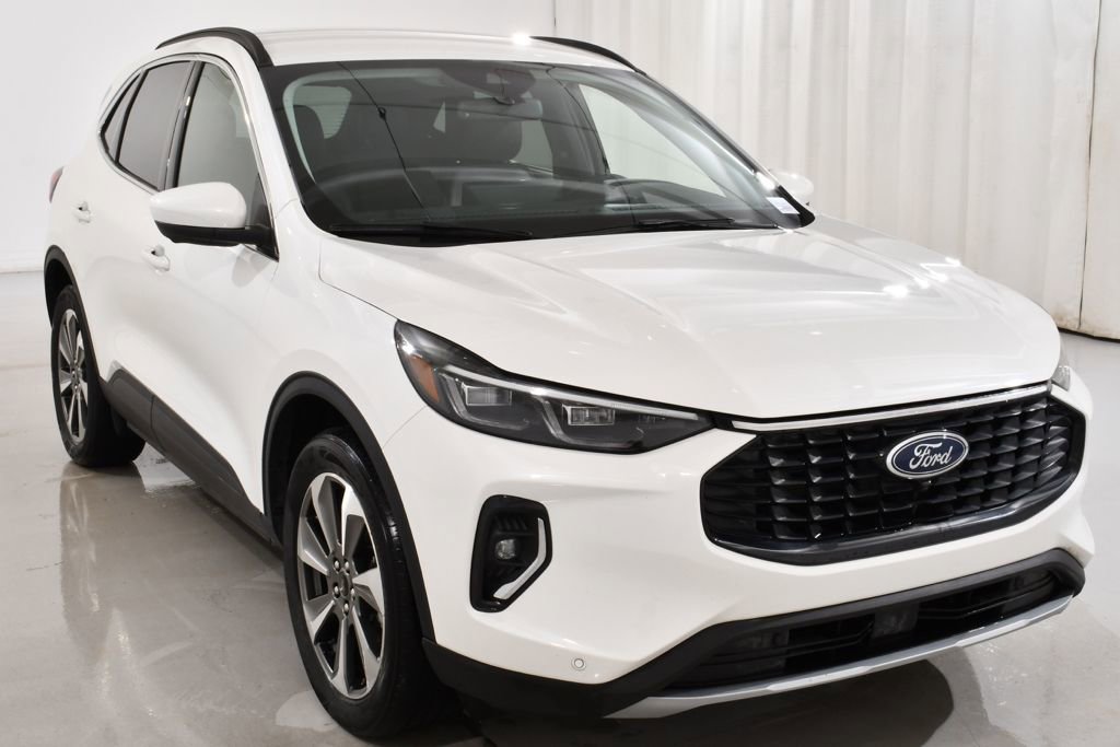 Used 2023 Ford Escape Platinum image 4