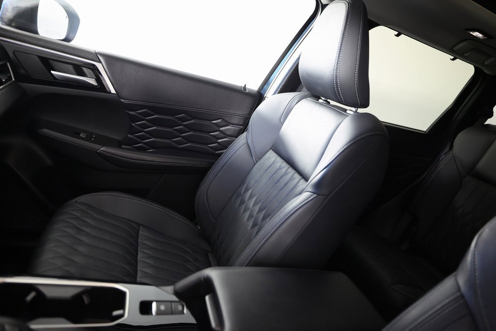 Used 2025 Mitsubishi Outlander SEL image 38